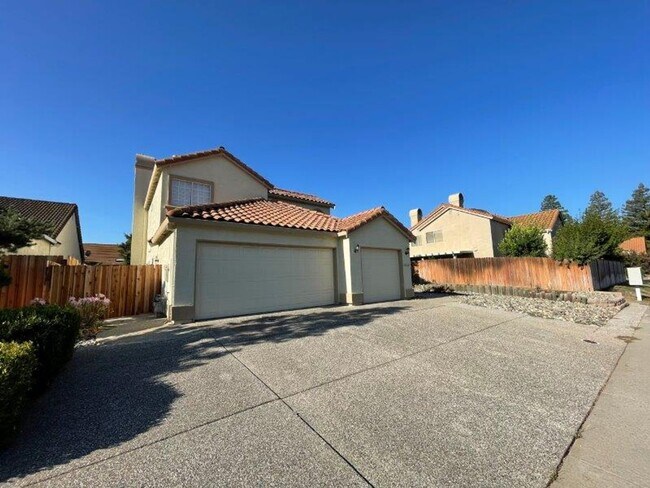 Building Photo - Large Open 4 Bedroom
