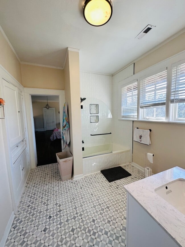 Building Photo - 2481 E Cloverdale Prk