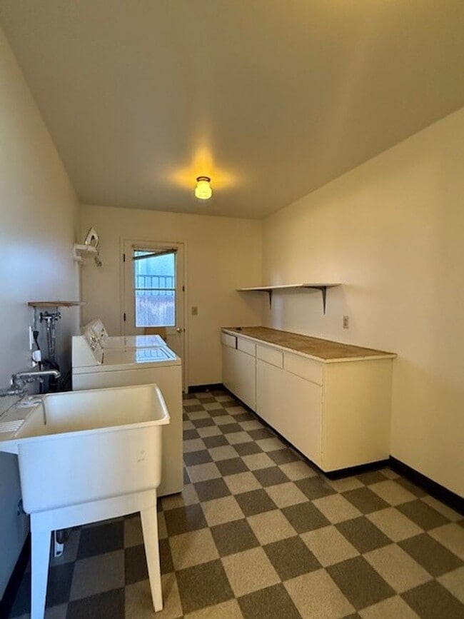 Building Photo - Home for the Holidays! 3 Bedroom, 2.5 Bath Single Family Home