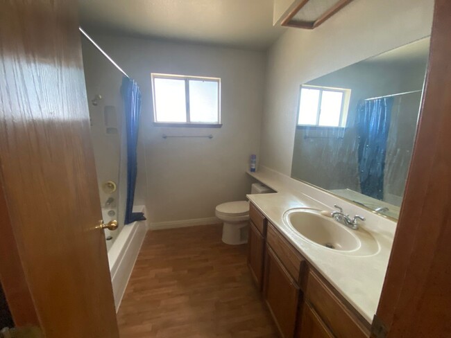 Building Photo - Affordable Northeast Hanford 3 bedroom 2 b...