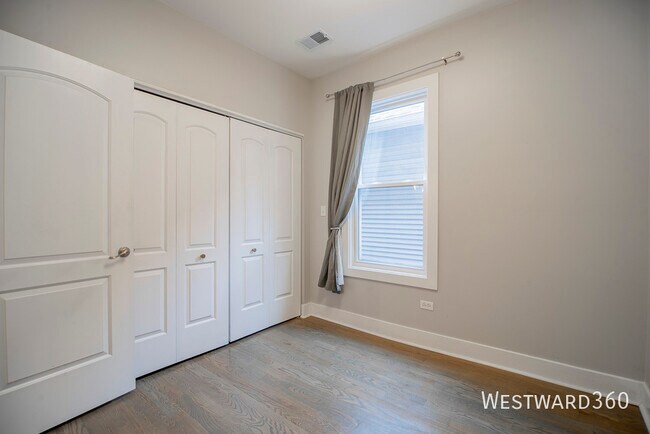 Building Photo - 2344 N Oakley Ave