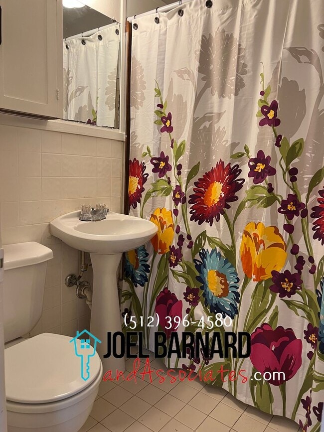 Building Photo - Availably July 12: Charming 3 Bedroom 1 Ba...