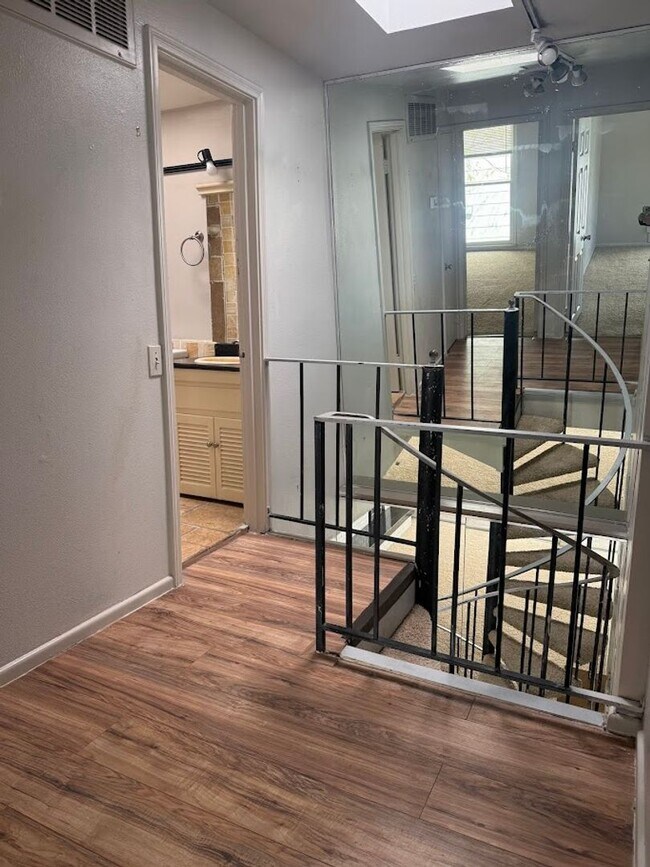 Building Photo - San Pedro Square - West Campus - Townhome - Old School Luxery - W/D - Fireplace - Updated Kitchen...