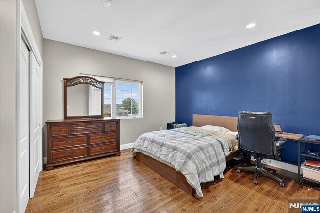 Building Photo - 524 Harrison Ave