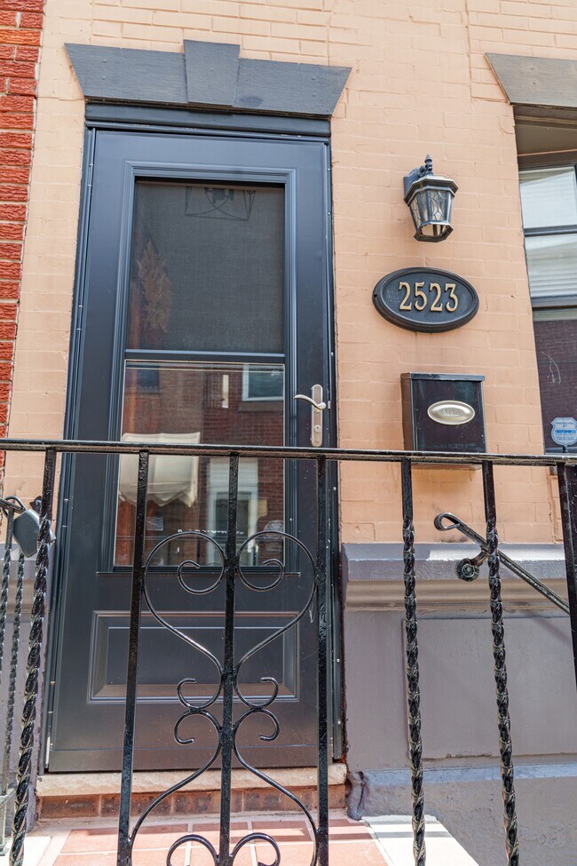 Building Photo - 2523 S Rosewood St