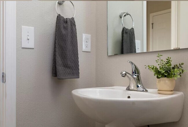 Building Photo - Newer 2000 sq ft 4 bedroom home for Lease