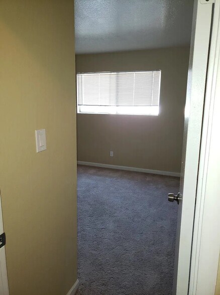 Building Photo - 8081 Via de Palmas Ln