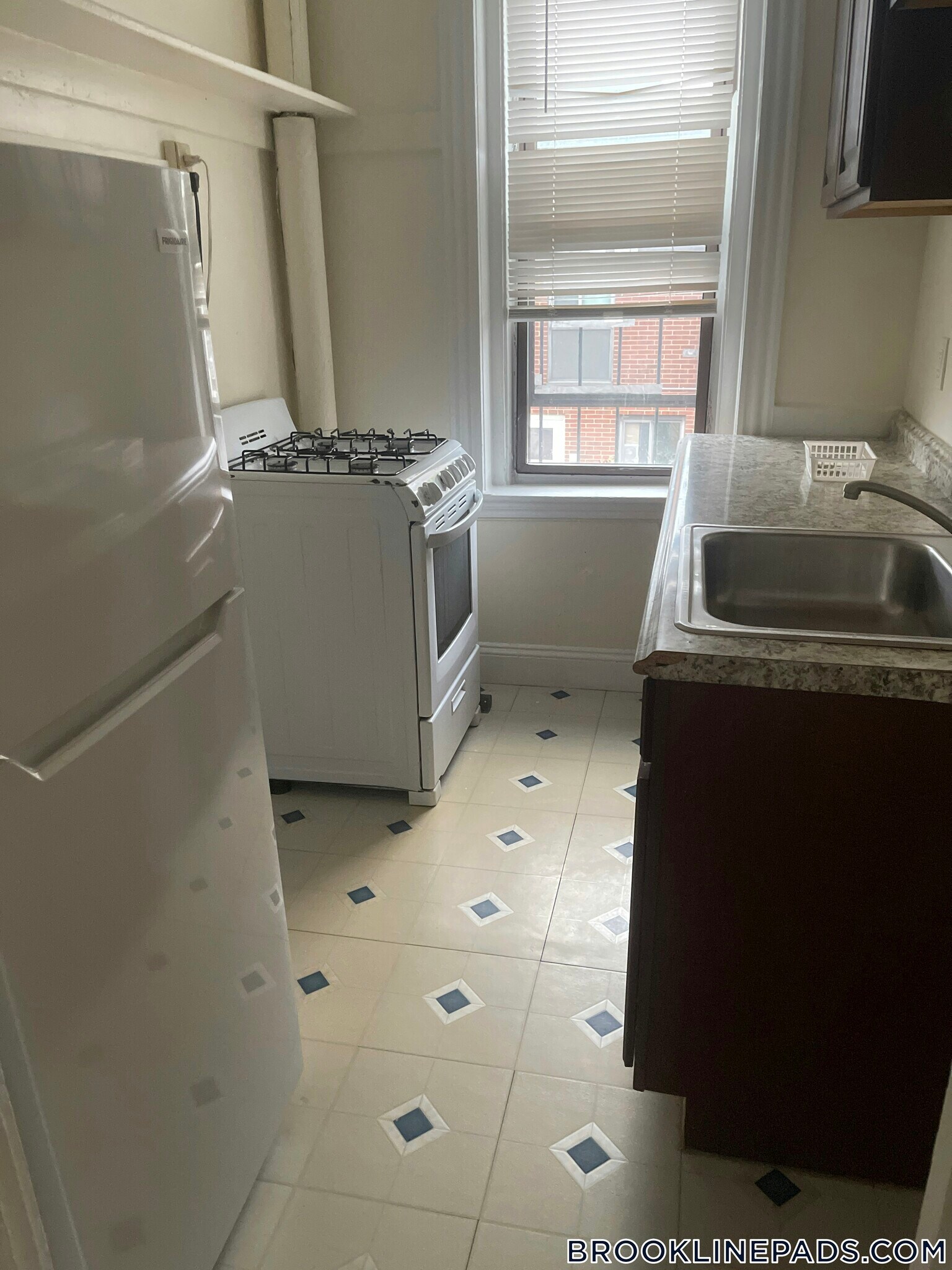 Building Photo - 352 Riverway