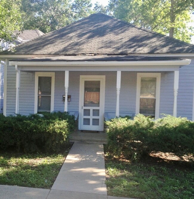 Primary Photo - 2524 Mapleton Ave