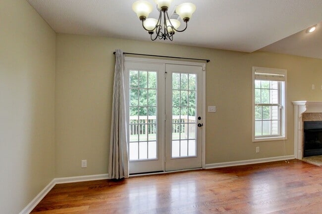 Building Photo - Sweet 3 bed 2 bath clost to post and I-24.