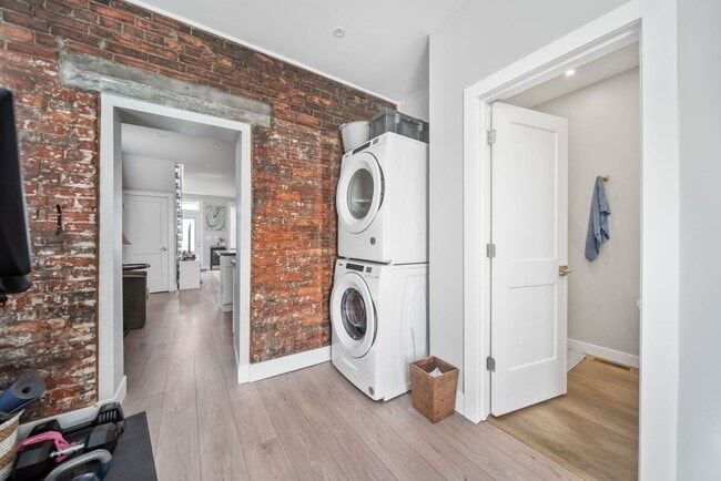 Building Photo - EAST FRANKLINTON ARTIST DISTRICT!  SUNNY NEWLY RENOVATED HOME on DOUBLE LOT