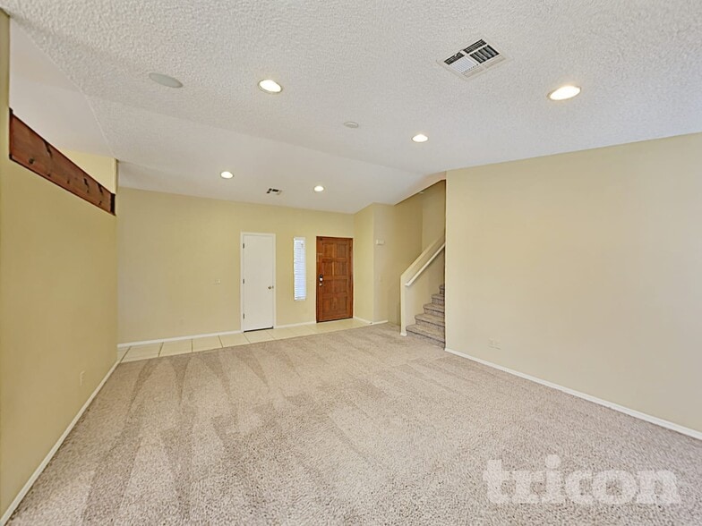 Building Photo - 601 E Palomino Dr