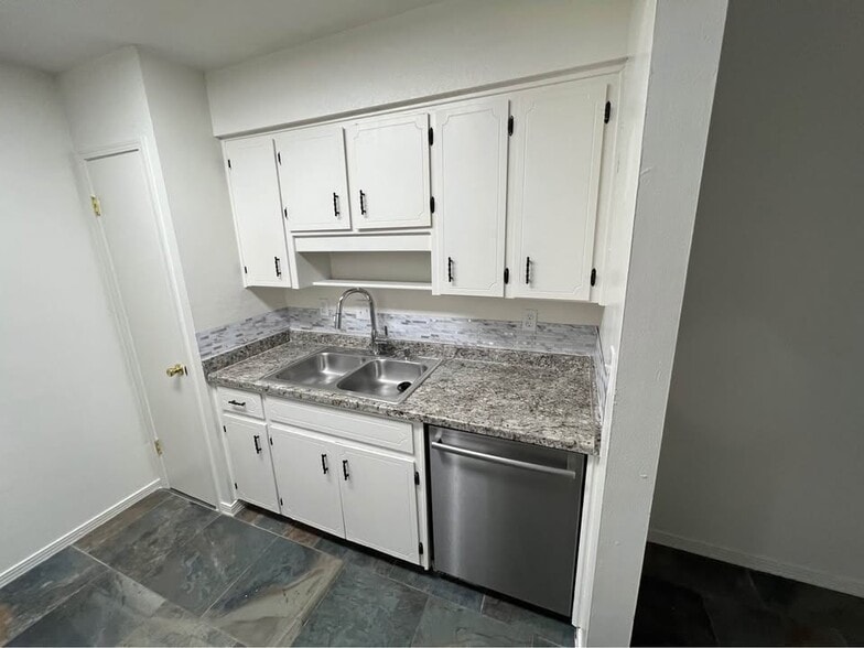 Building Photo - 8341 Country Walk Dr