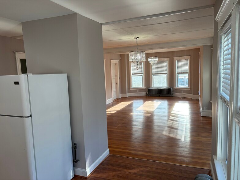 Building Photo - 162 Elm St