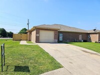 Building Photo - 999 Lake Dr