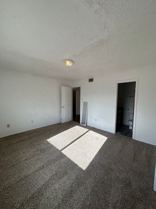 Building Photo - 313 Innsdale Terrace