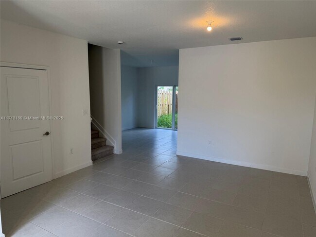 Building Photo - 2876 SE 25th Ave