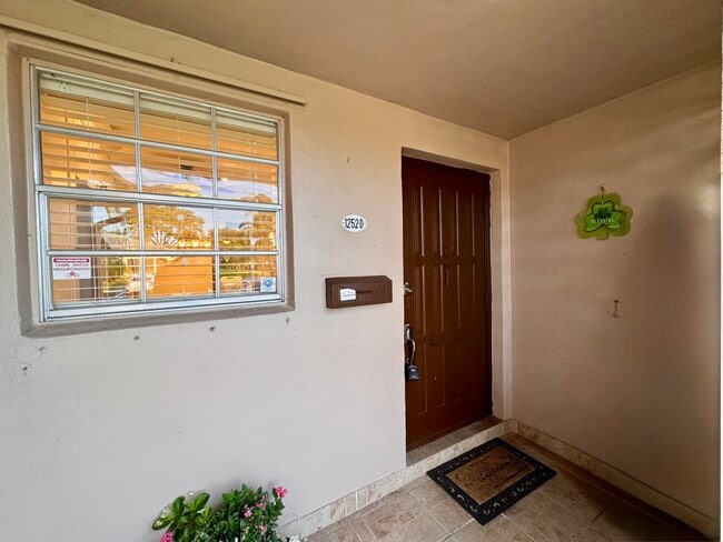 Building Photo - 1252 Club Dr W