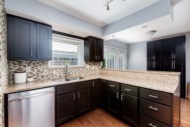 Kitchen - 4329 Chateau de Ville Dr