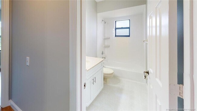 Building Photo - 2881 SE Nance St