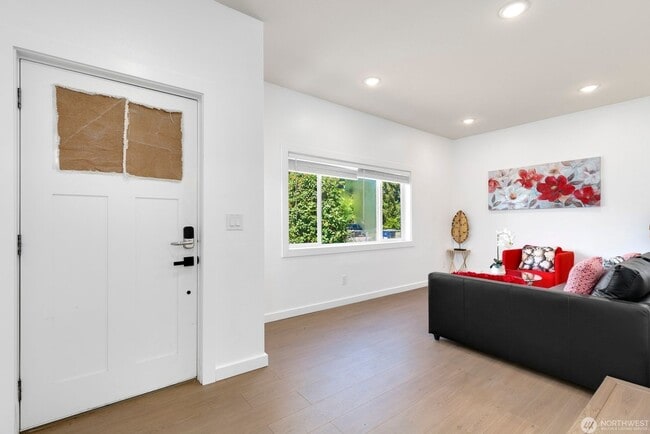 Building Photo - Remodeled, move in condition!