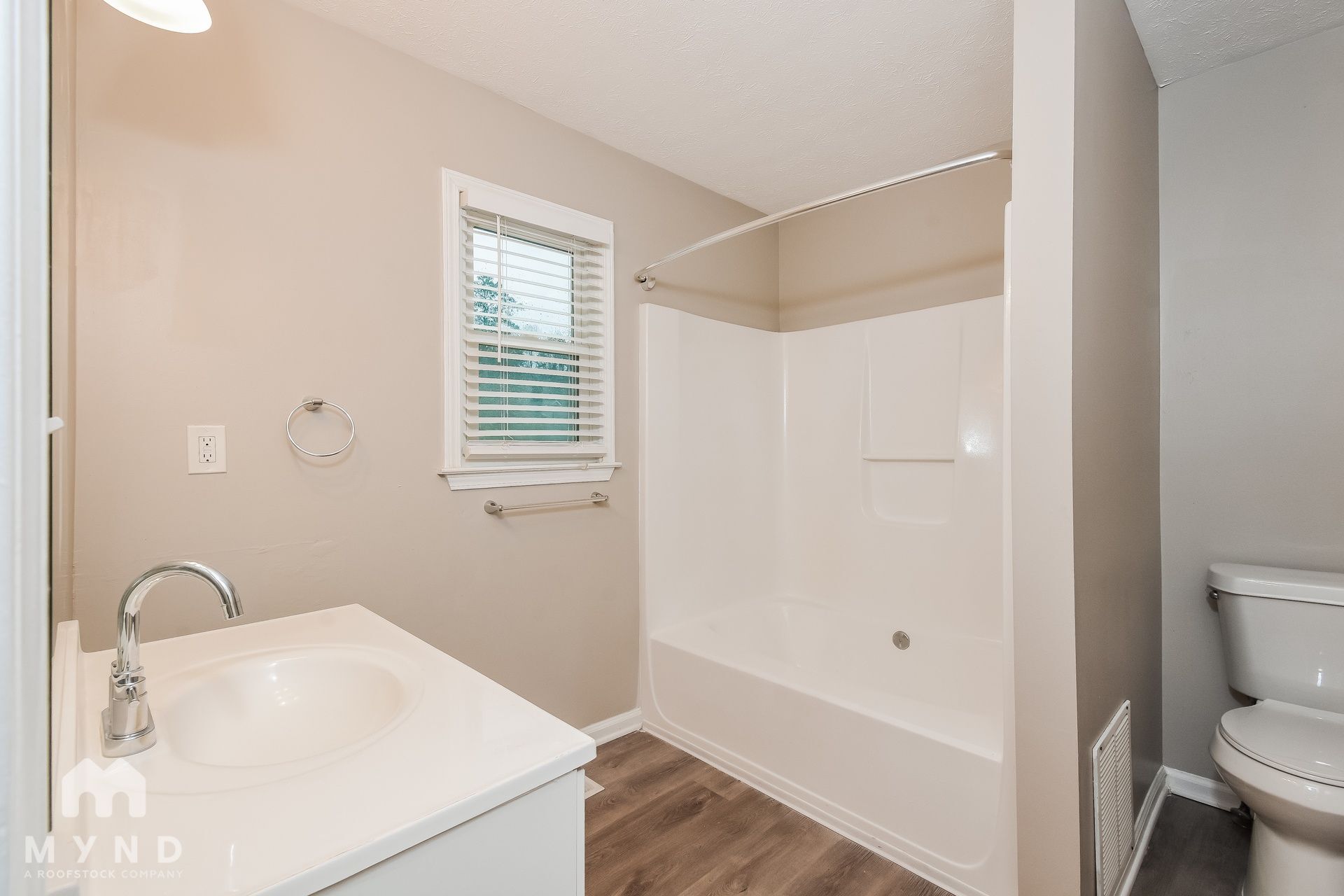 Building Photo - 308 Arapaho Dr SE