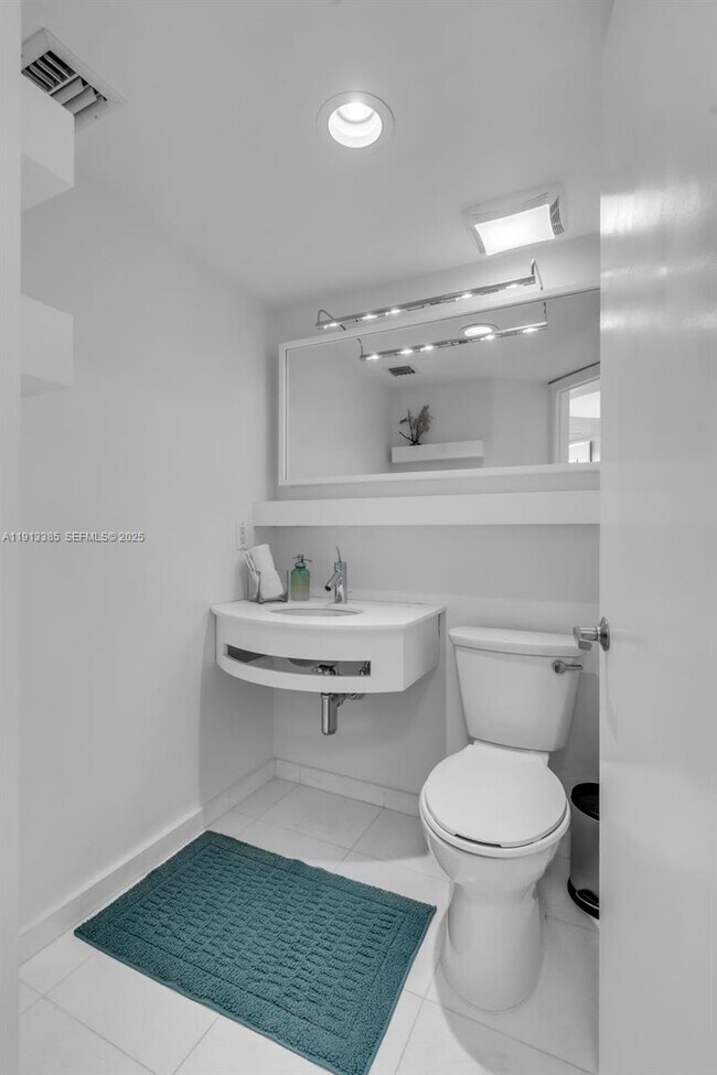 Building Photo - 16485 Collins Ave