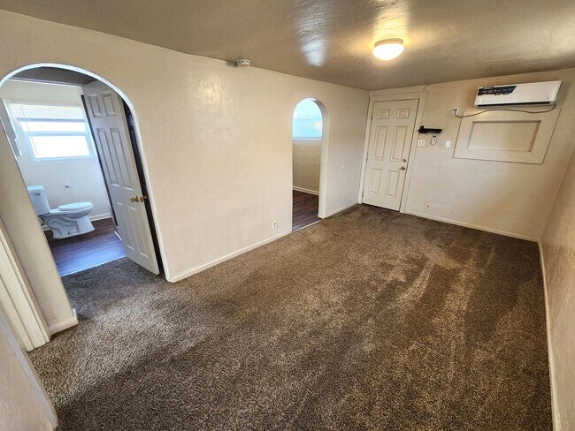 Building Photo - 1037 Brownlee Ave