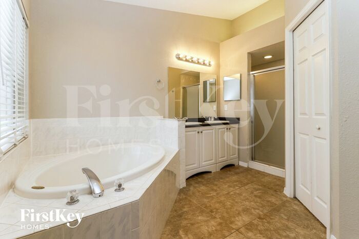 Building Photo - 10725 Magrath Ln