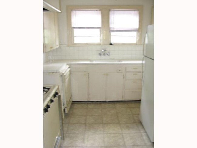 Building Photo - Classic Hyde Park Home - 2Bd/1Ba - Origina...