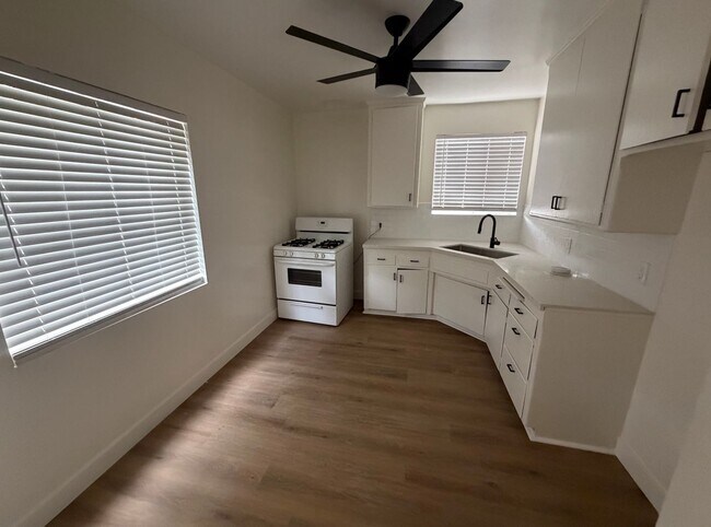 Building Photo - 7603 N Hollywood Way