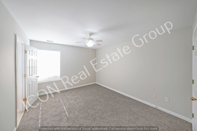 Building Photo - 3/2 Ground Floor apartment with new flooring and freshly painted!!