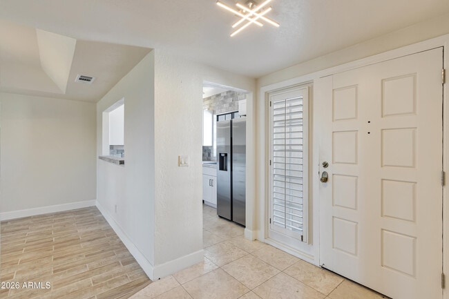 Building Photo - 2931 E Rose Ln