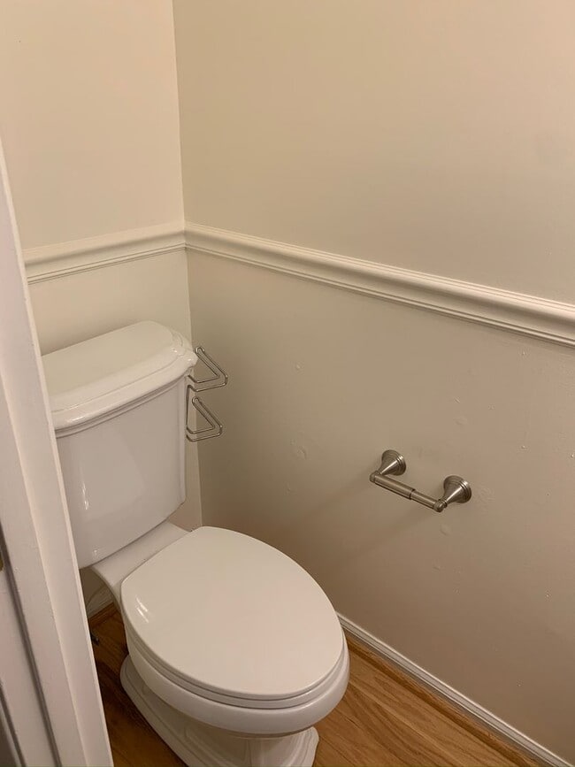 Building Photo - End Townhome In Oak Manor Community