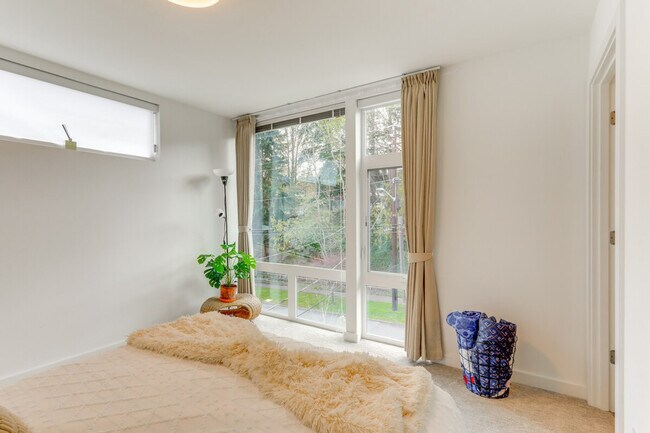 Building Photo - 128A W Florentia St