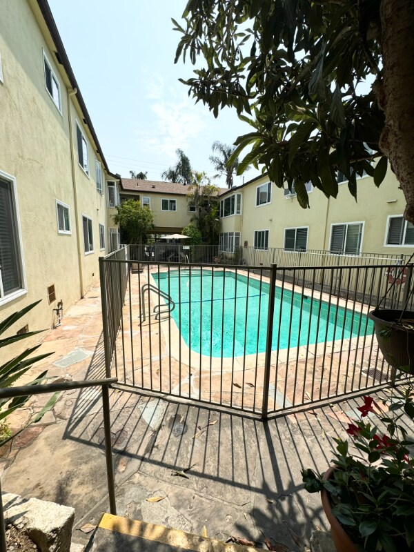 Building Photo - 905 N Sweetzer Ave