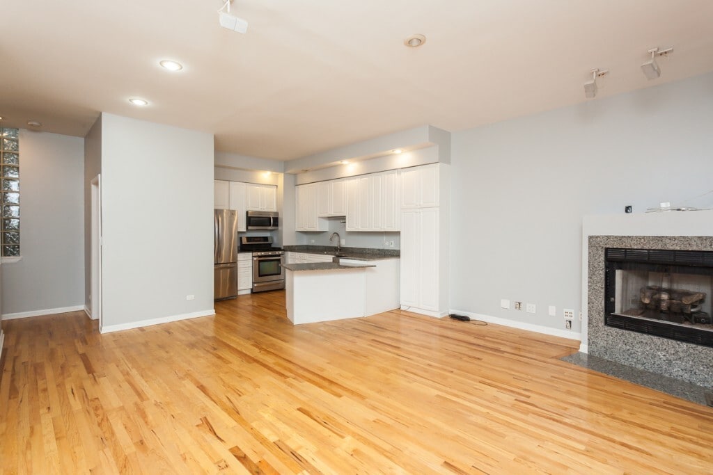 Building Photo - 2427 N Clybourn Ave