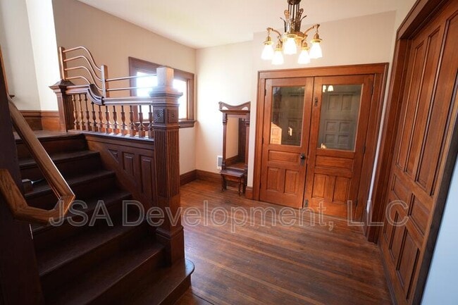 Building Photo - 519 E 3rd St