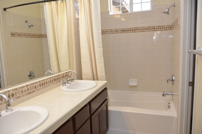 Building Photo - Spacious 3 BD, 3 BA Townhome in Airoso of Carmel Valley!