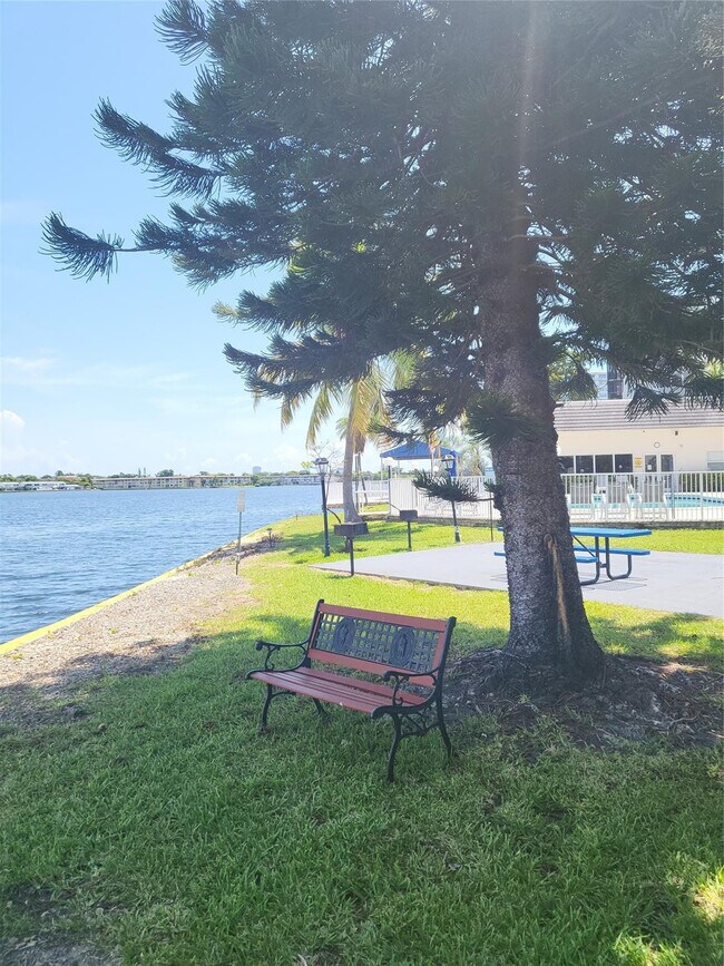 Building Photo - 1075 NE Miami Gardens Dr