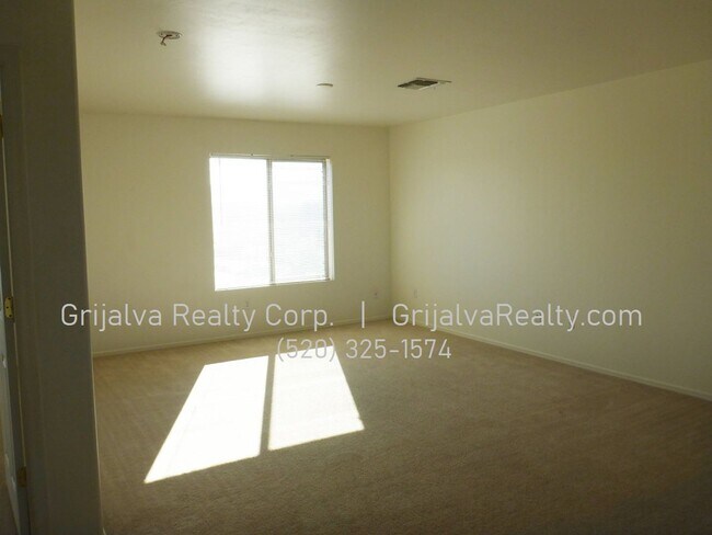 Building Photo - 4 Bedroom, 2 Bath Two-Story Home in Los Ar...