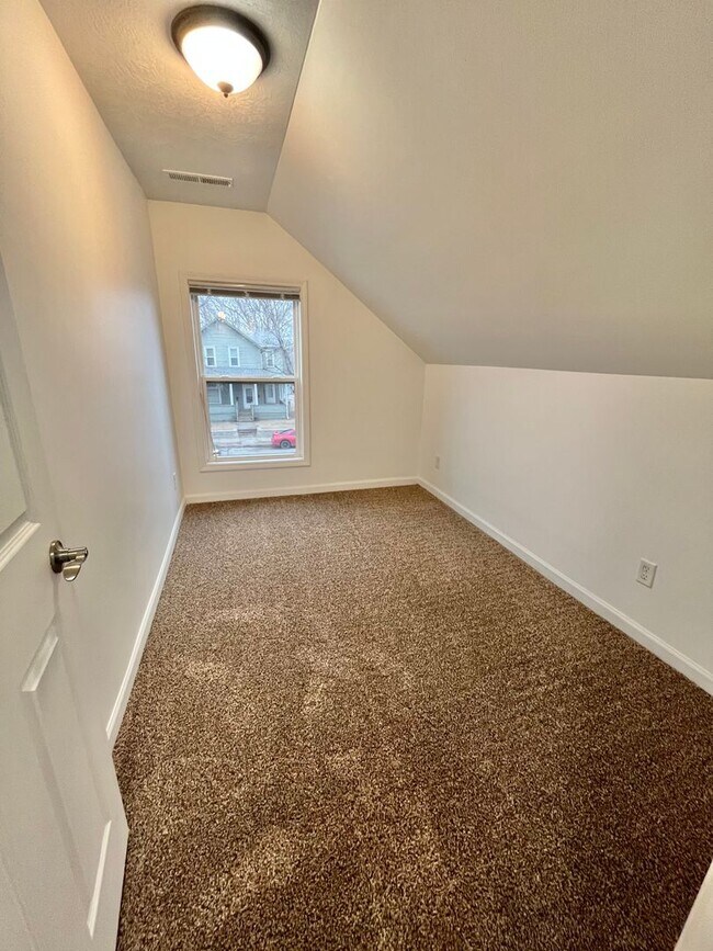 Building Photo - 815 W 11th St