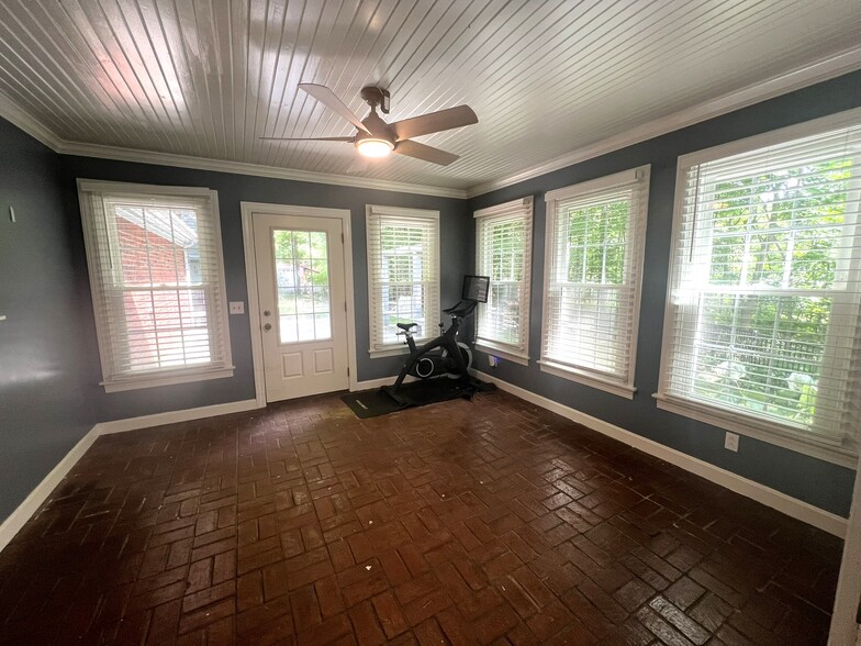 Building Photo - 1075 Woodland Ave