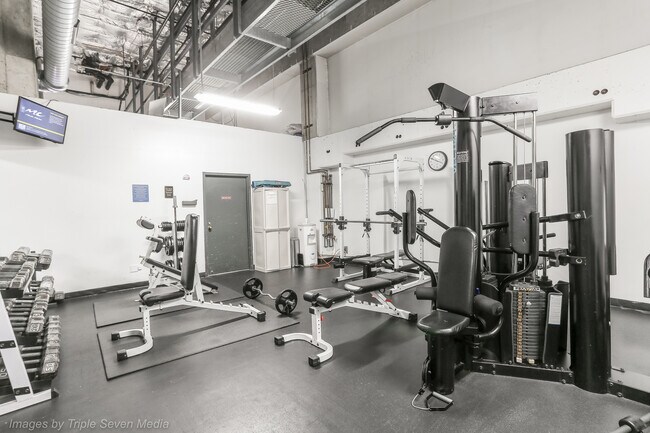 Building Photo - 1212 N La Salle Dr