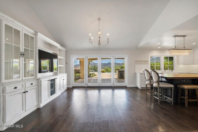 Building Photo - 2076 Hillsbury Rd