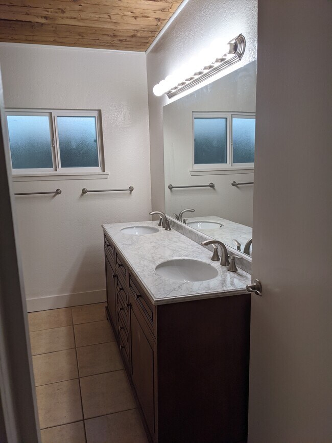 Building Photo - 505 E Main St