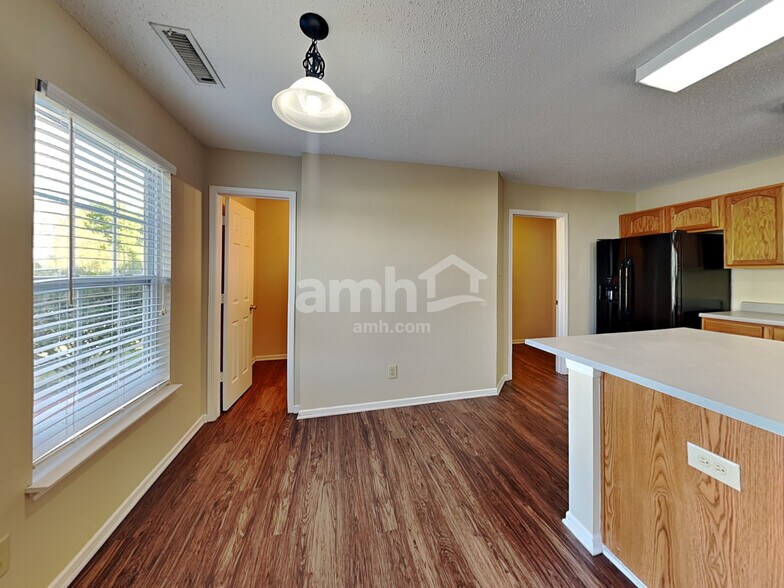 Building Photo - 5862 N Quincy Dr