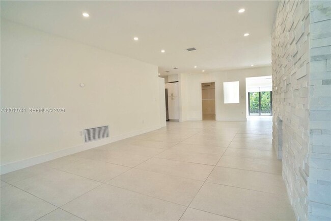 Building Photo - 8811 Carlyle Ave