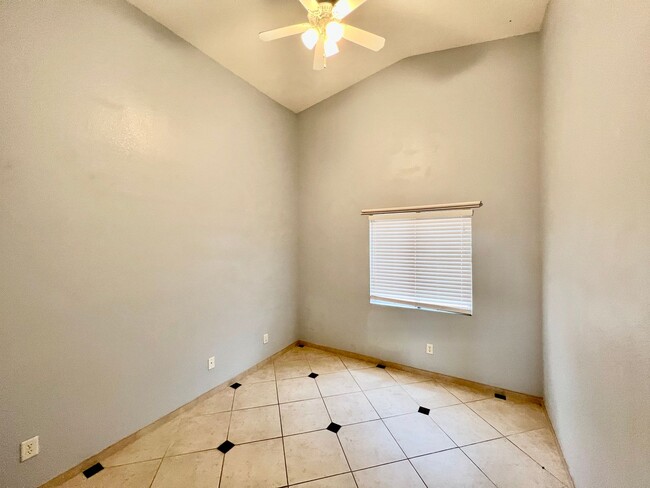Building Photo - Single Story 3 Bedroom Home with bonus room!!