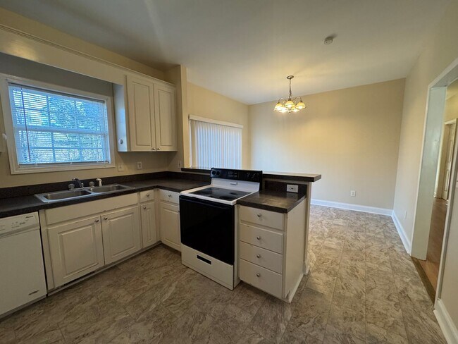 Building Photo - Nice 3/2 House in Silver Creek with bonus rooms- $1,495